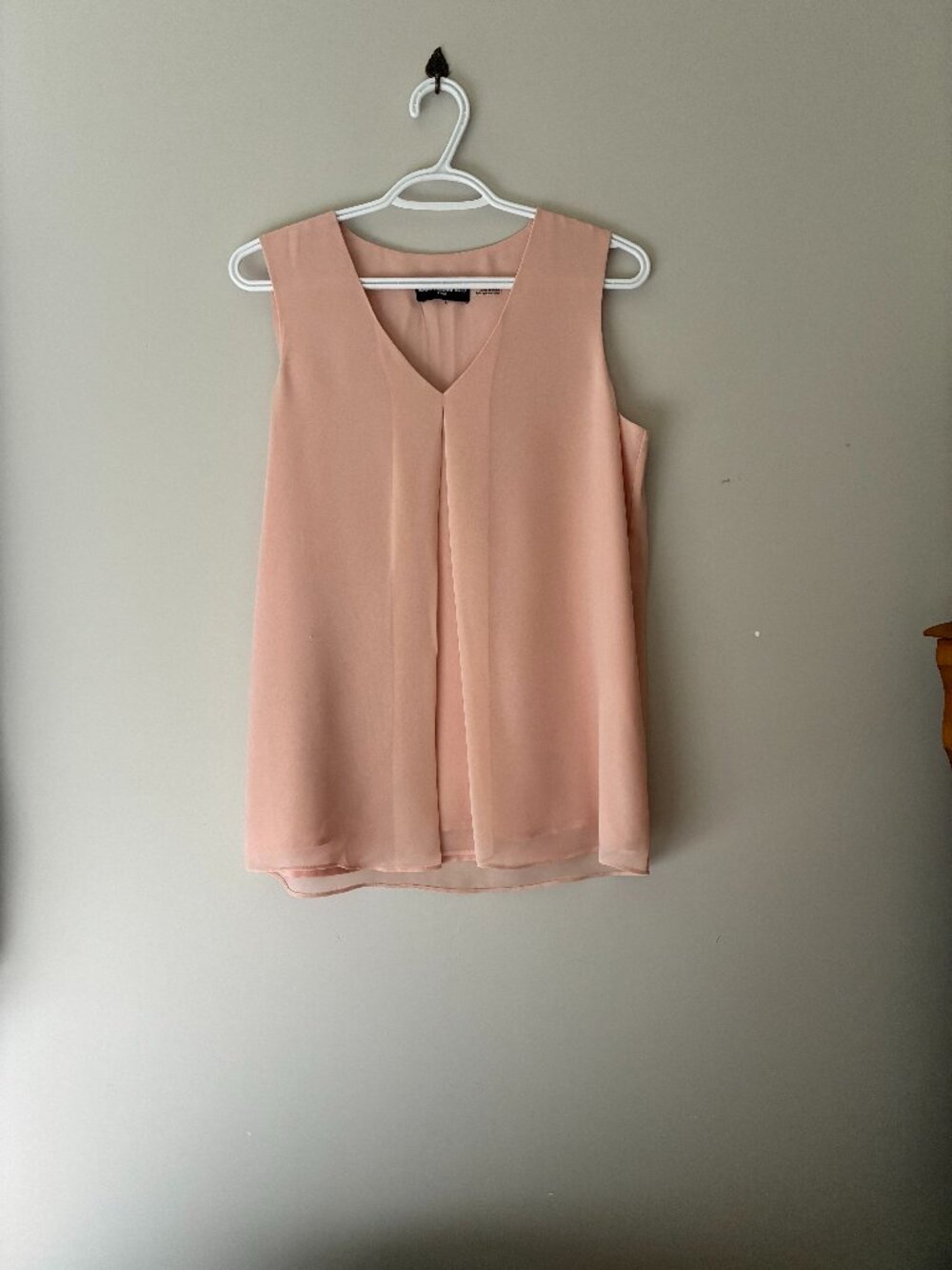 Haut sans manches fluide rose pâle / saumon de la marque Karl Lagerfeld Paris.